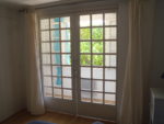 intérieur de la chambre 1, portes à galandage fermées, rideaux ouverts