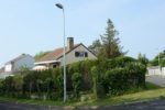 La villa à l'abri des hautes haies depuis l'angle des rues