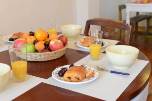 le séjour côté repas, table pour les parents