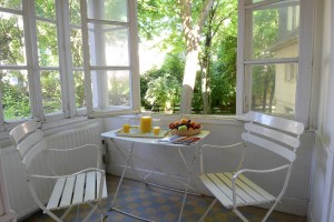 la véranda donnant sur les jardins depuis la cuisine